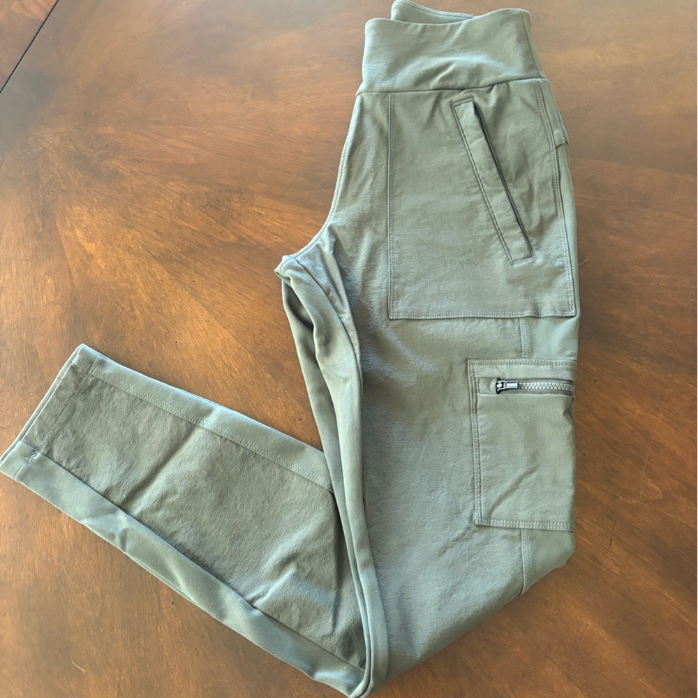 Athleta skinny cargo type leggings